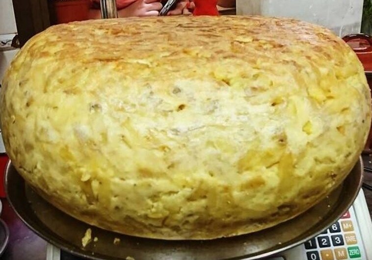 The potato omelettes made by Paqui de la Rubia in Monda weigh between 14 and 18 kilos on average.