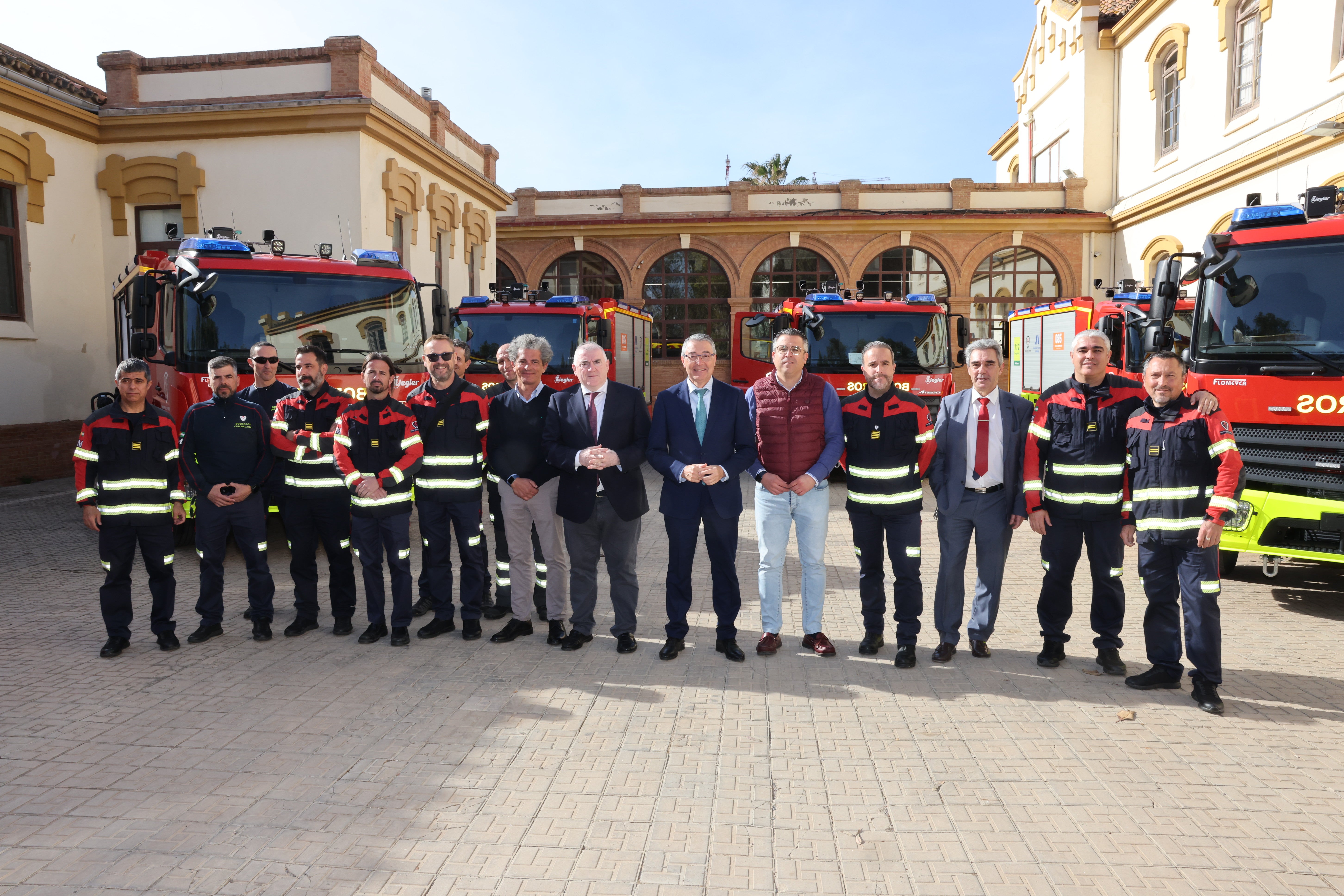 Imagen secundaria 1 - New high-tech rescue vehicles for firefighters in Malaga province
