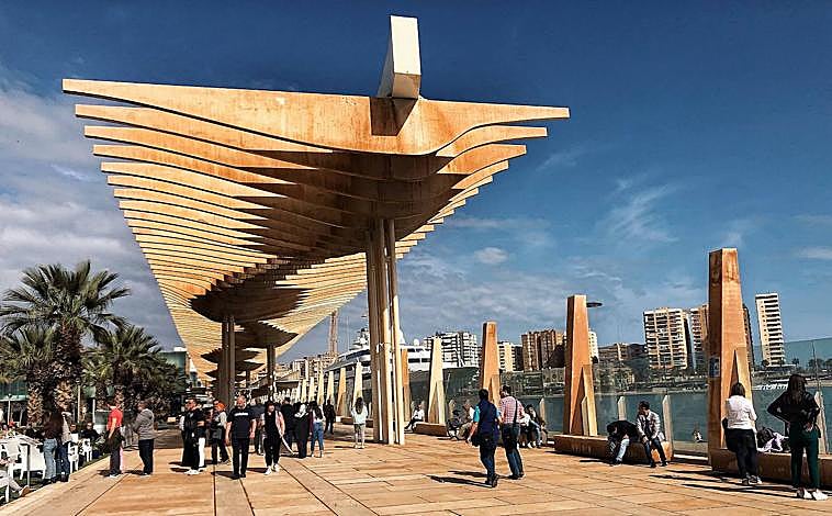 Imagen principal - Mud-streaked buildings and streaks in March 2022.