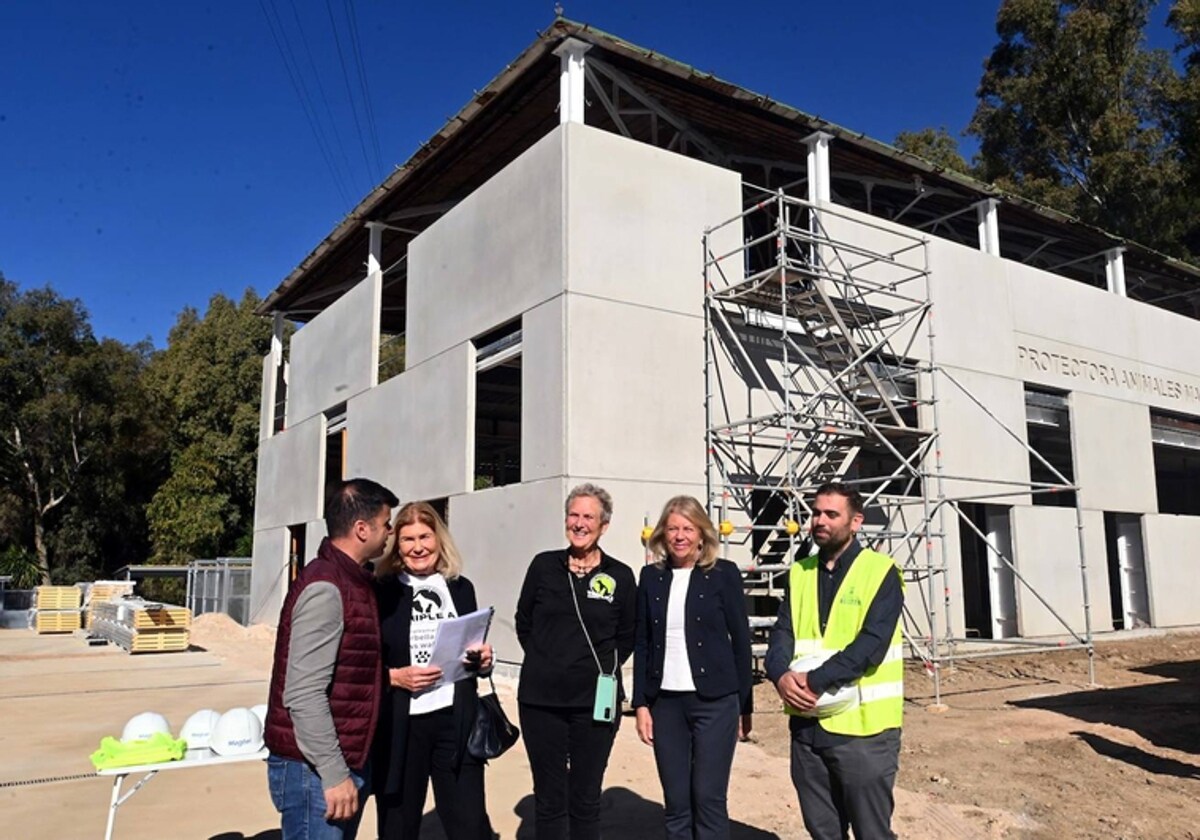 The councillor for Works, Diego López, the spokesperson for Triple A, Susi Berman, its vice-president, Lila Van Tongeren, the Mayor of Marbella, Ángeles Muñoz, and the works manager, Alberto Gallego, at the animal shelter.