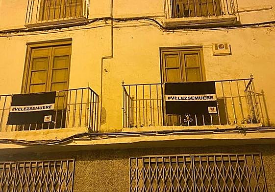 Banners on balconies in Vélez-Málaga town centre read 'Vélez is dying'