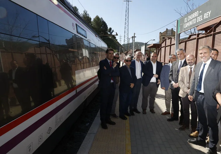 Representatives of the Government and local town halls, at El Chorro station this Monday.