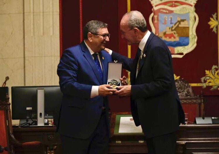 Moreno Ferrer and De la Torre during Monday's ceremony at Malaga's city hall