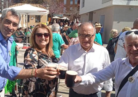 Imagen secundaria 1 - Top: Montemar party. Left: Mayor of Benalmádena, Víctor Navas, enjoys a pint of Guinness with members of the Irish Association of Spain. Right: Tara Tallon (right), owner of Pat Murphys Bar in Montemar.