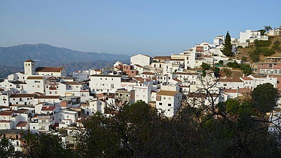 Axarquía village gives out financial aid to families in fight against depopulation