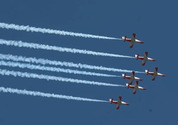 Imagen principal - Watch as the crack Spanish Air Force aerobatics display team wows the crowds in Malaga