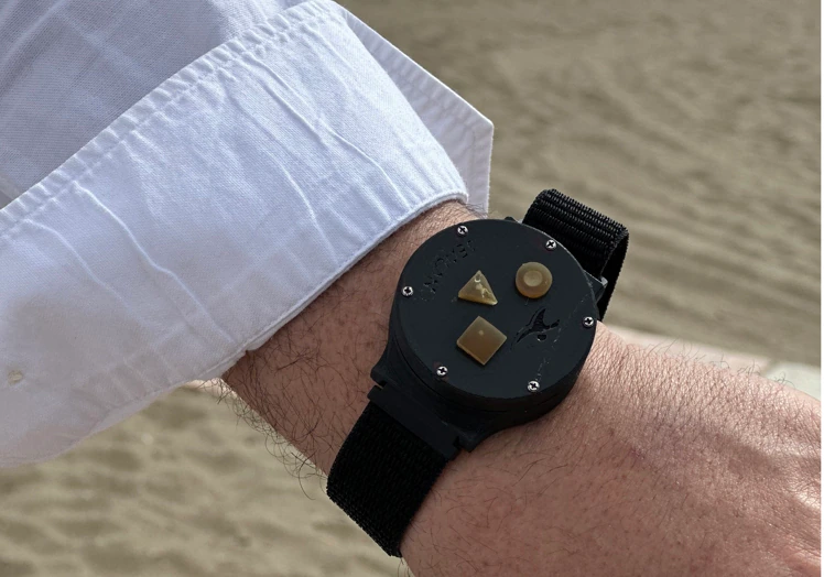 The watch is equipped with a series of buttons that allow the user to activate information.
