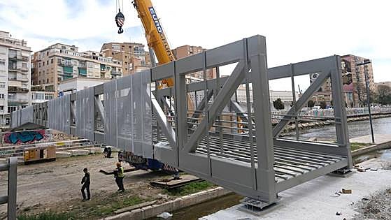 Watch as Malaga’s new CAC footbridge is craned into position