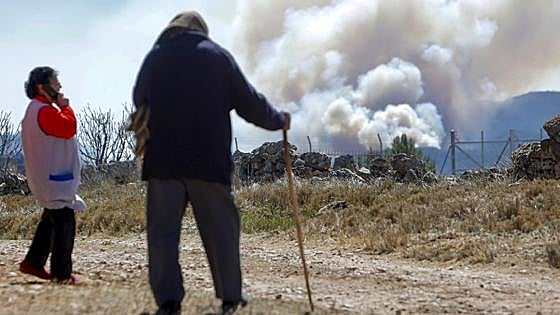Firefighters hopeful that huge Castellón wildfire is being brought under control