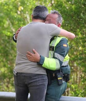 Imagen secundaria 2 - Man arrested after 'heroic' police officer is killed by driver of stolen car in Spain