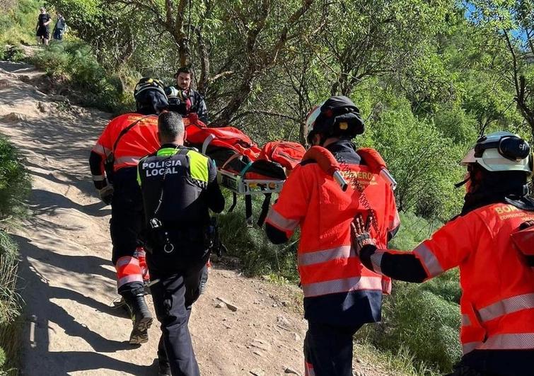 The injured woman is rescued by emergency services in Ronda.
