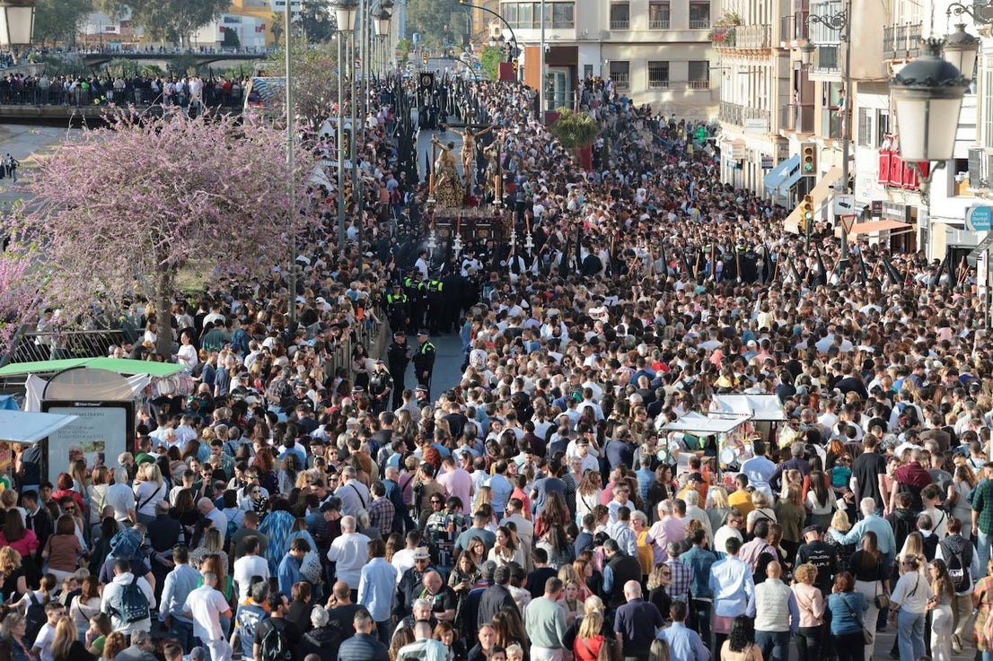 Holy Monday processions in the heart of Malaga, in pictures