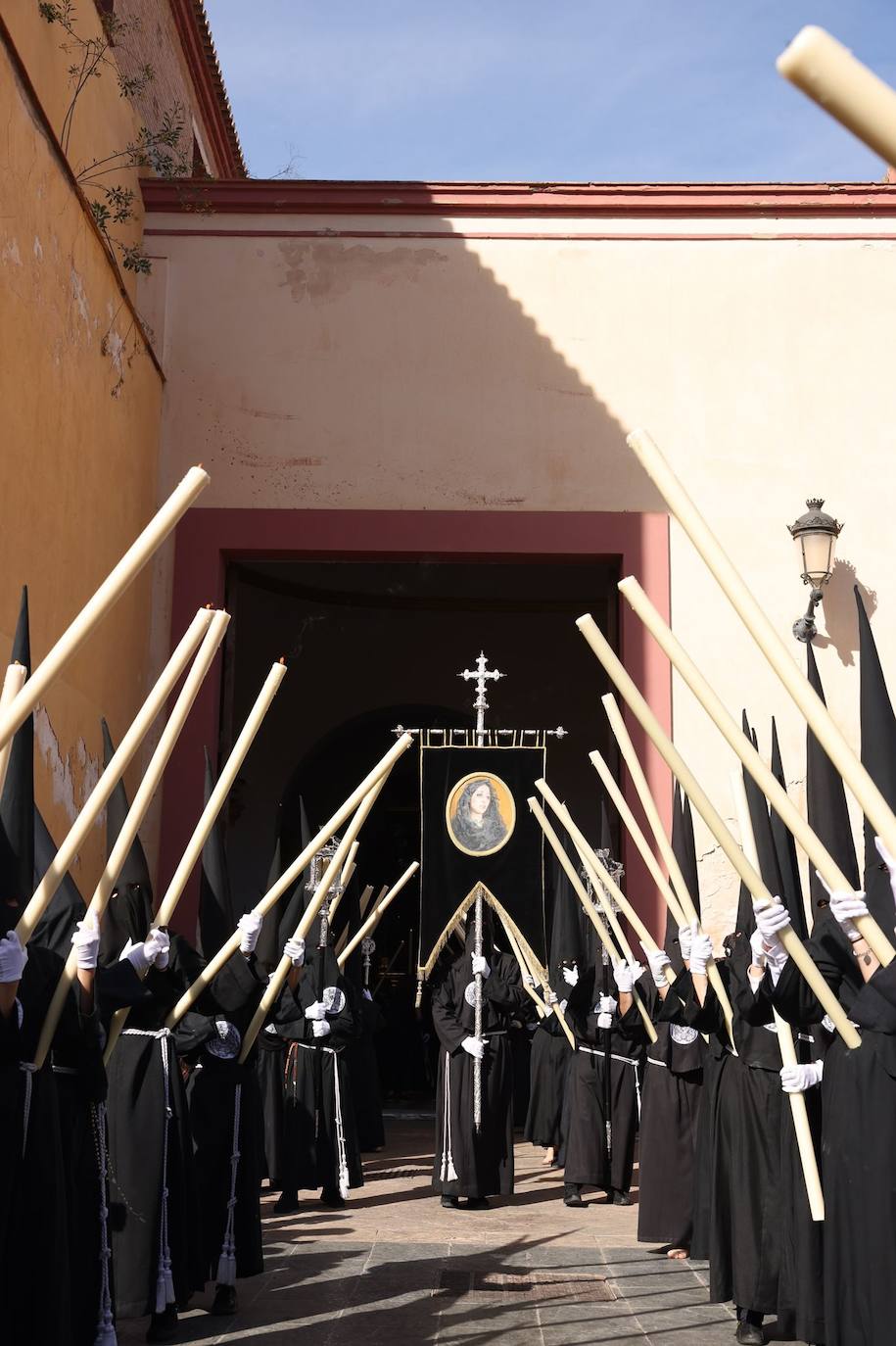 Holy Monday processions in the heart of Malaga, in pictures