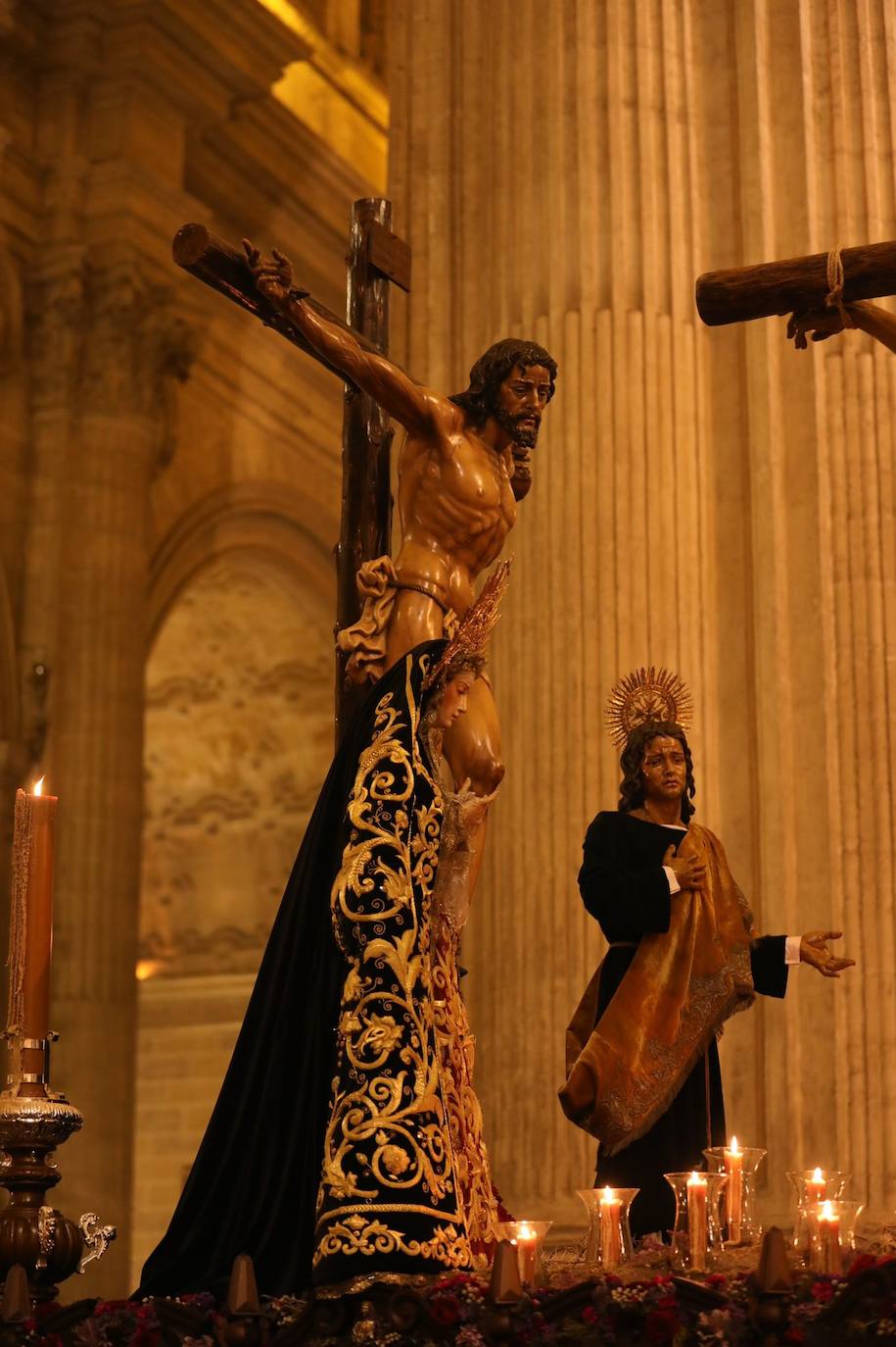 Holy Monday processions in the heart of Malaga, in pictures