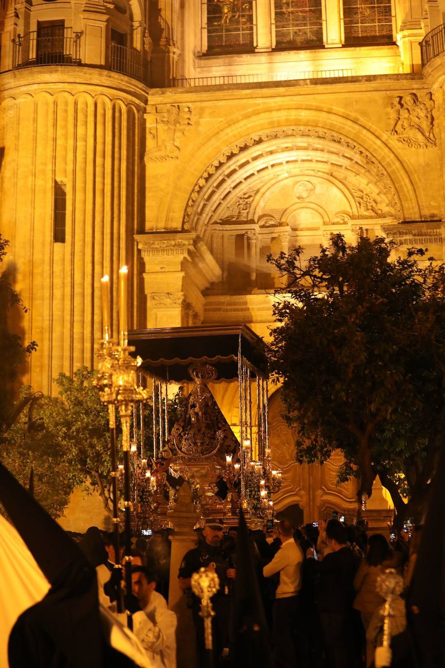 Holy Monday processions in the heart of Malaga, in pictures
