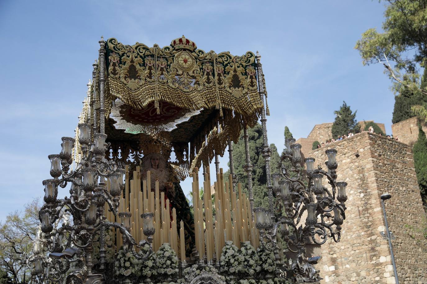Holy Monday processions in the heart of Malaga, in pictures