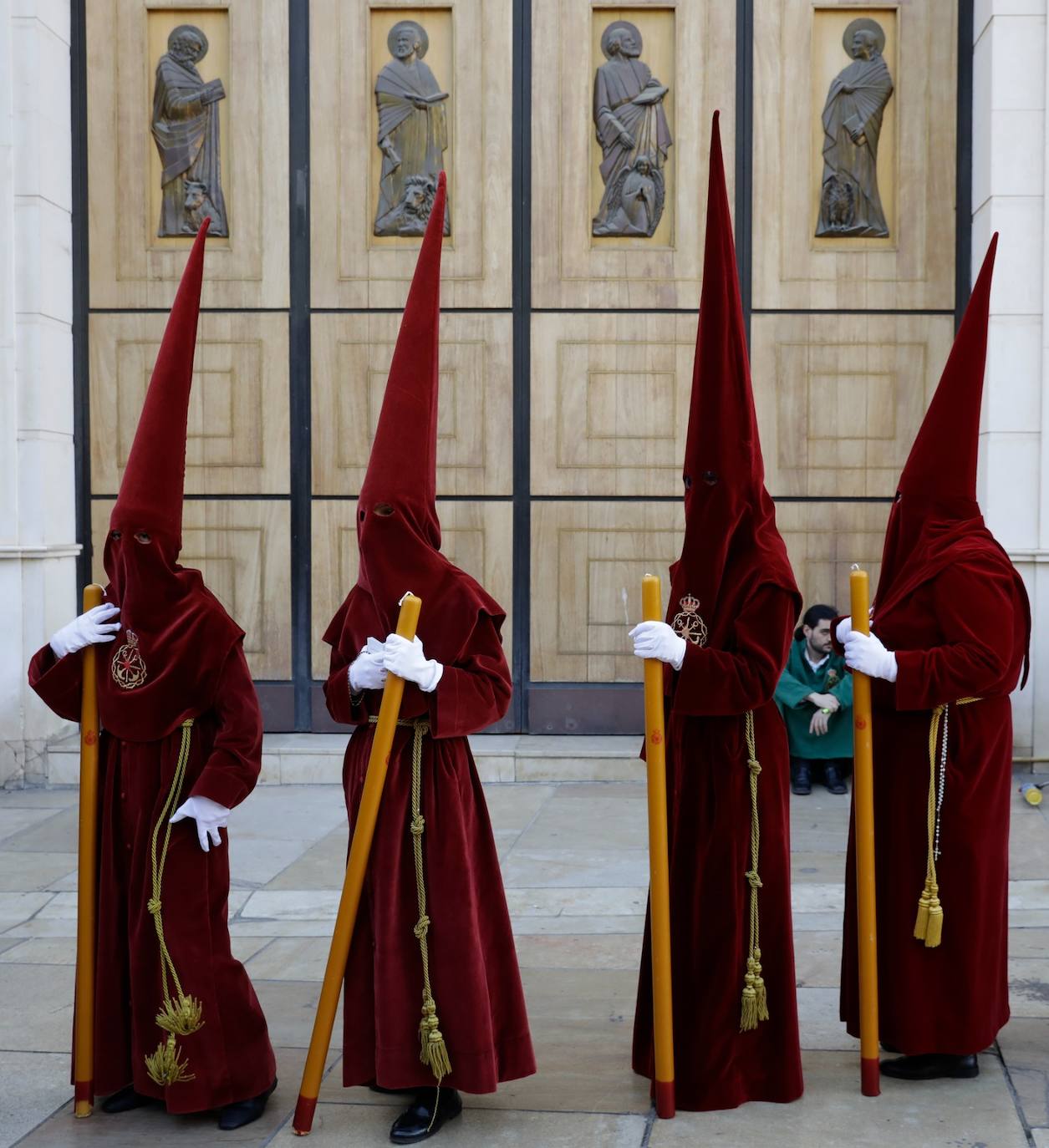 Holy Monday processions in the heart of Malaga, in pictures