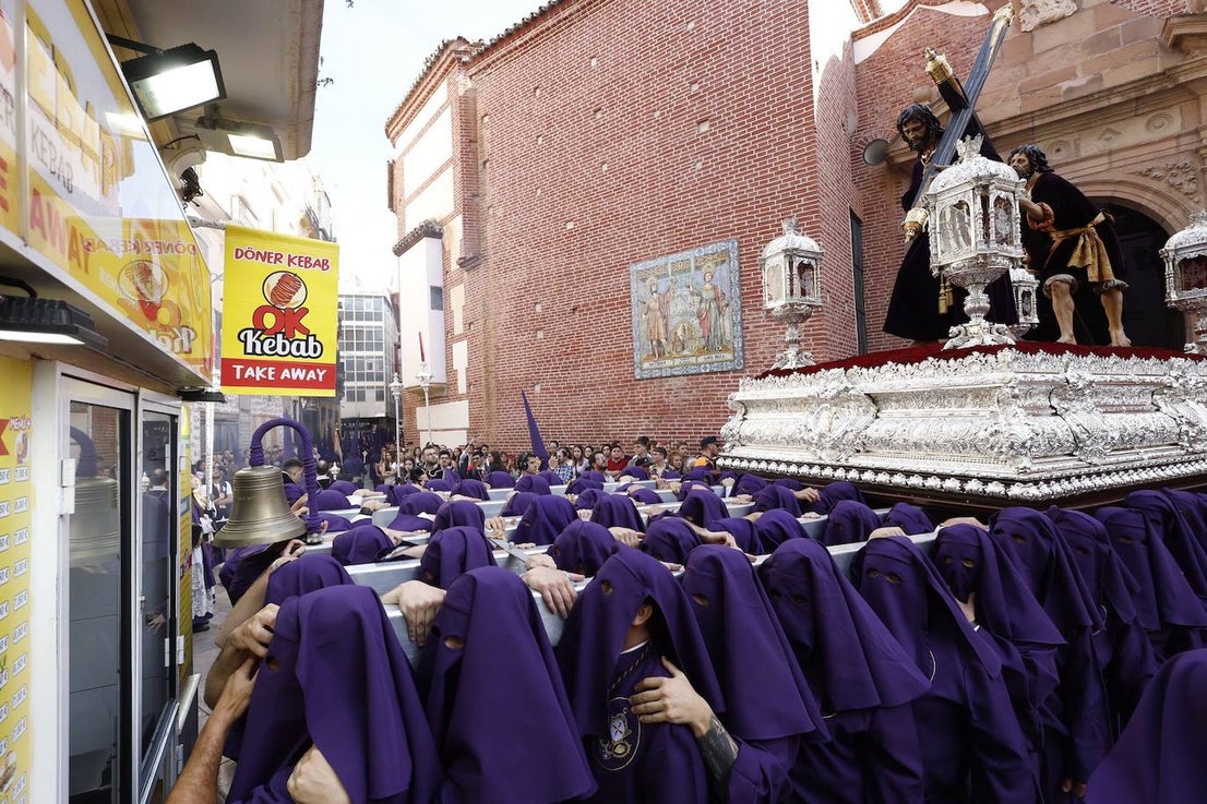 Holy Monday processions in the heart of Malaga, in pictures