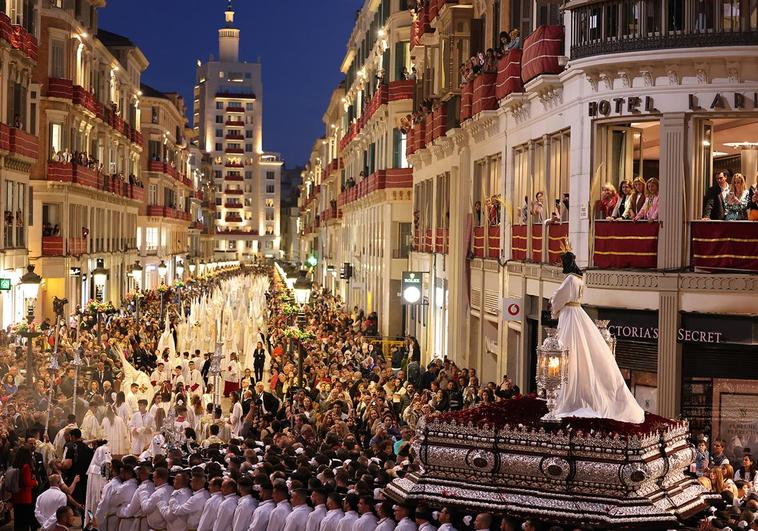 Holy Monday processions in the heart of Malaga, in pictures