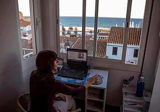 Teleworker's fall at home in Spain declared a workplace accident