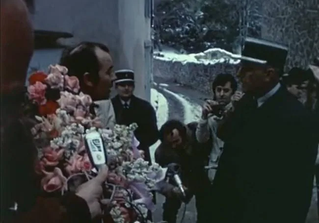 Miguel Alcobendas talks to the officer who eventually accepted the flowers.