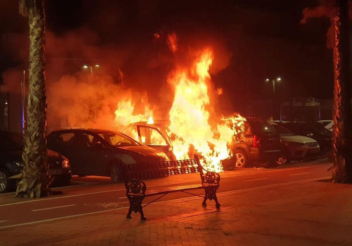 Car spectacularly goes up in flames on Fuengirola seafront