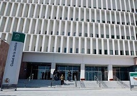 Malaga court orders worker to return the severance payment she received twice