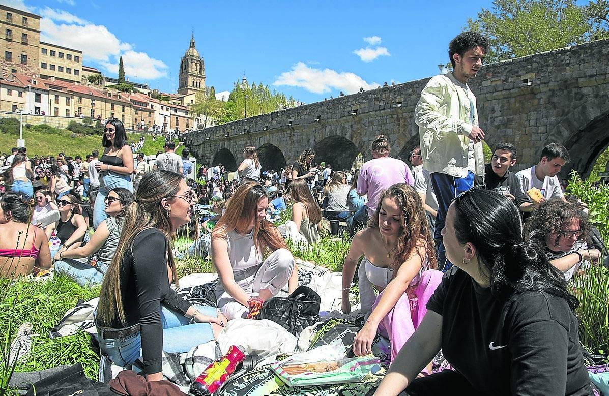Students by the river on Lunes de Aguas last year in Salamanca.
