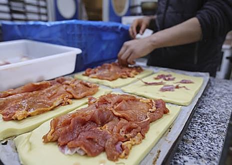 Imagen secundaria 1 - How a welcome for prostitutes became a giant picnic in Salamanca