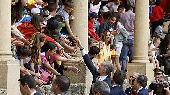 Crowds turn out in Ronda to greet King Felipe on bullring visit