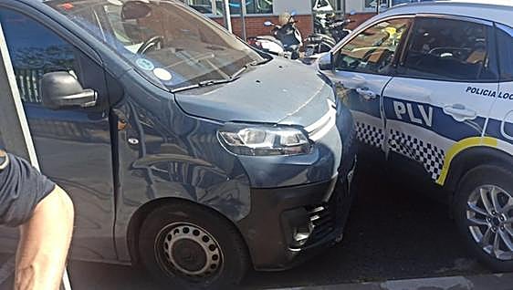 Enraged Amazon delivery driver rams police car in Valencia and tries to take officer's gun