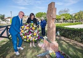 The mayor of Torremolinos lays a wreath at the Armenian stone cross.