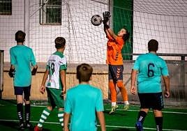 Carla Baena plays as a goalkeeper for Alhaurín de la Torre CF.