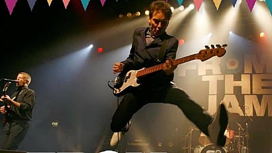 Benalmádena auditorium hosts nostalgic punk rock extravaganza
