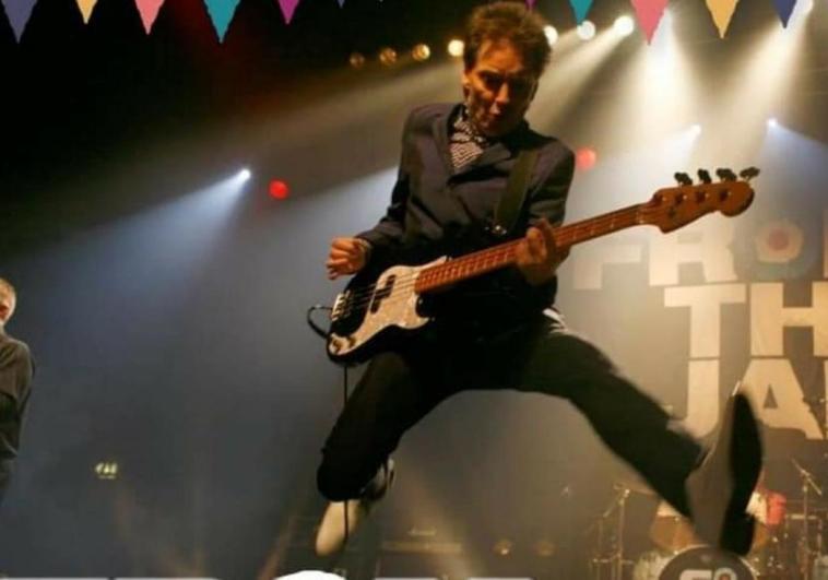 Benalmádena auditorium hosts nostalgic punk rock extravaganza