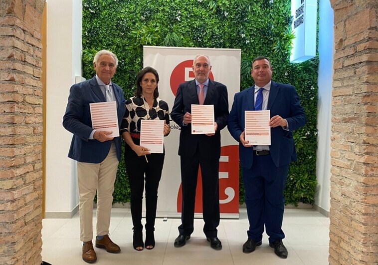 Antonio Pedraz, Isabel Rodríguez, Manuel Méndez and Fernando del Alcázar with the report's findings.