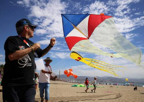 Imagen secundaria 1 - International Kite Fest takes to the skies above Malaga, in pictures