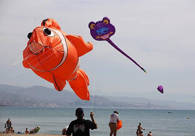 Imagen principal - International Kite Fest takes to the skies above Malaga, in pictures