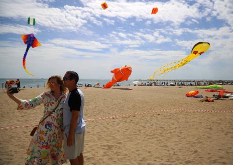 Imagen secundaria 1 - International Kite Fest takes to the skies above Malaga, in pictures
