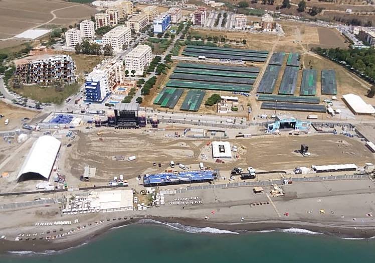 Imagen principal - The existing site used for large-scale events, Elrow 2022, cars parked on the pavement during the Elrow festival