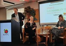 Turespaña's Natalia Bóveda, on the left, presents the Costa del Sol's pioneering strategy in London.