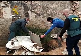 Seprona agents inspect a well in Operation Mizu