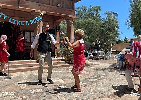Imagen secundaria 1 - Mama Cath and the Soul Sisters, Father Louis dances with the Soul Sisters, Kathryn Dyche-Nichols in her Union Jack dress with Father Louis Darrant and Vice Consul Miriam Pérez Martín