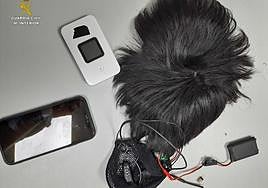 The wig and hidden devices used