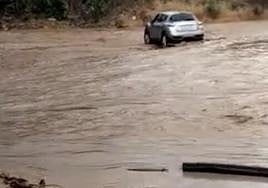 The vehicles trapped in the Benamargosa river this Thursday.  