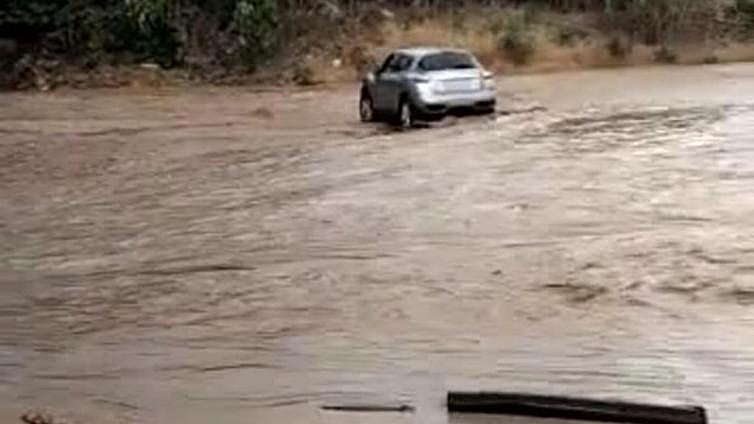 Watch as downpour and rapidly-rising river level traps two parked cars in the Axarquía