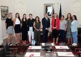 The Campions netball team pose for a photo with the Chief Minister.