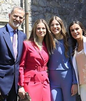 Imagen secundaria 2 - Spain's King Felipe and Queen Letizia fly to Wales for Princess Leonor's graduation