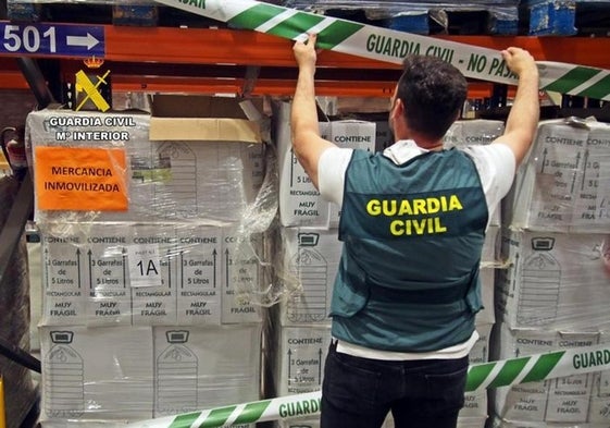 The Guardia Civil is investigating nine people for their involvement in the illegal marketing of olive oil.
