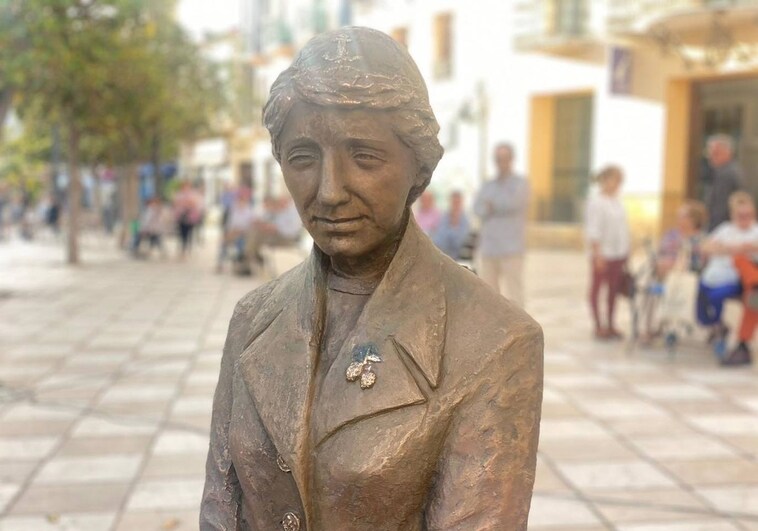 The statue of María Zambrano was unveiled on Plaza La Carmalitas in Vélez-Málaga.